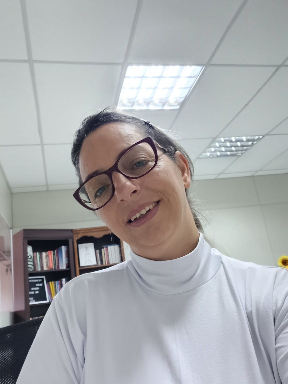 Elis Cristina em seu consultório